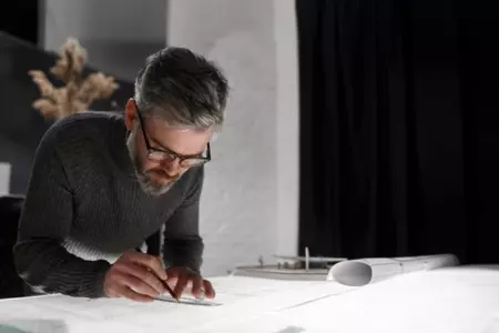 architekt-der-plaene-im-buero-zeichnet_erweitert_nach_oben