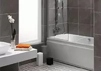 Ein Badezimmer mit Badewanne