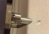 Bild einer Türklinke welche eine Delle in der Wand hinterlasse hat