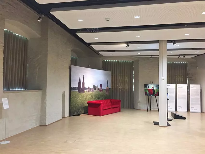 Ein rotes Sofa in einem Ausstellungssaal