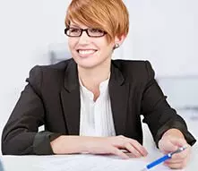 Frau am Tisch