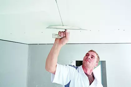 Produkt des Jahres 2020 Spachteln Person arbeitet an Decke