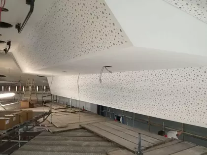 Fertiggestelltes Deckensystem aus der Nähe