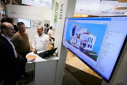 Person präsentiert ein Modellhaus