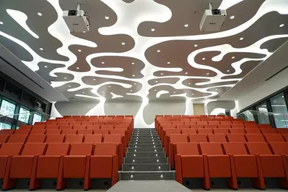 Moderner Trockenbau Brainlab AG Saal Brainlab AG Saal mit komplexem Design