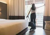 Person in einem Hotelzimmer