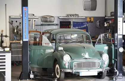 Kein Durchkommen Oldtimer Ein altes Auto in einer Werkstatt