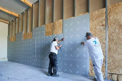 Kein Durchkommen Wandarbeiten Zwei Personen arbeiten an einer Wand