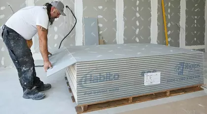 Kein Durchkommen Habito Platten Person packt Habito Platten aus