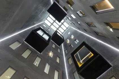 Beleuchtete Boxen an einer Gebäudewand