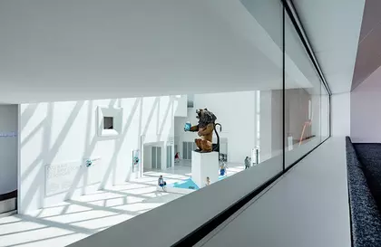 Blick durch ein Fenster in einen Ausstellungsraum