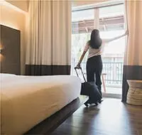 Person in einem Hotelzimmer