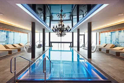 Entspannung Hüttenhof Wellness Pool Innenbereich Ein Pool mit gemütlichen Liegestühlen im Innenbreich