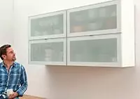 Person betrachtet Wandelement