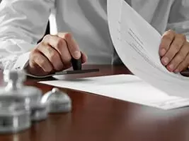 Tools Prüfzeugnisse anfordern Person stempelt Dokument