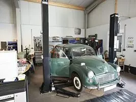 Kompakt Lastenbefestigung auch bei hohen Wänden mit Rigips® Habito® Auto auf einer Hebebühne