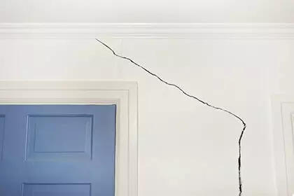 Fit im Ausbau Riss in Wand Riss in einer Wand