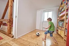 Die Harte Kind Fußball Ein Kind spielt in der Wohnung Fußball