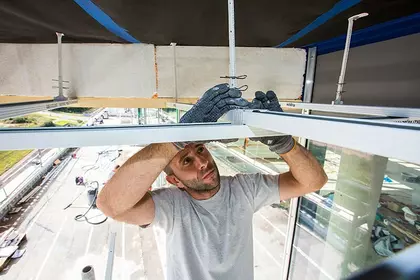Außendecken Außenbereiche Decke Person arbeitet an Deckensystem