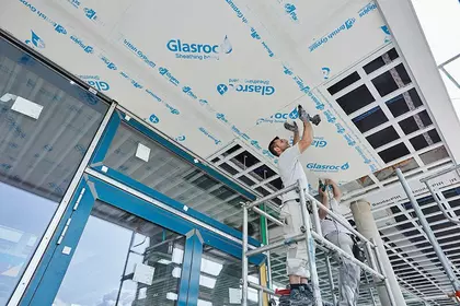 Außendecken Außenbereiche Decke 2 Personen arbeiten an Deckensystem von Rigips