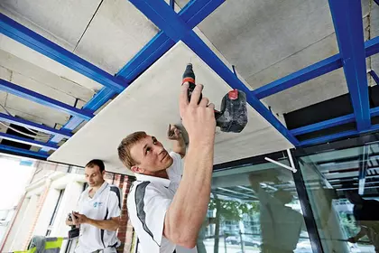 Außendecken Außenbereiche Decke 3 Personen arbeiten an Deckensystem von Rigips