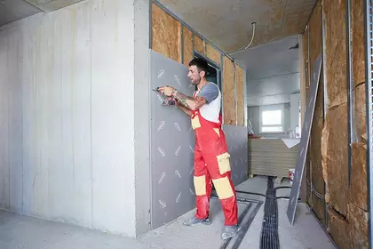 Bis an die Grenzen Wandarbeit Person verspachtelt Wand