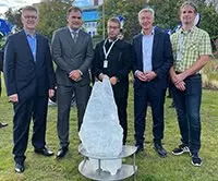 Fünf Saint Gobain Vertreter hinter einem Gipsgestein