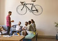 Mehrere Personen unterhalten sich in einem Zimmer
