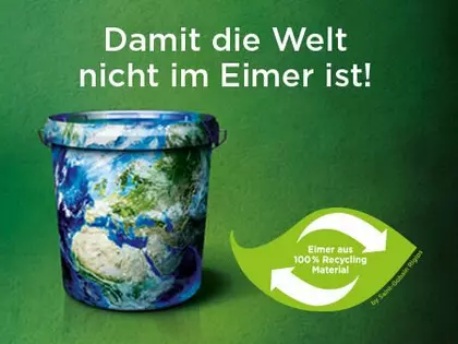 Spachtelmasse Nachhaltigkeitsklasse Eimer und Logo Eimer mit Weltmotiv und Recycling-Logo
