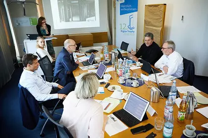 12. Rigips Trophy Bürobild 12. Rigips Trophy sieben Personen in einem Büro