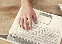 Ein Laptop welcher gerade in Nutzung ist