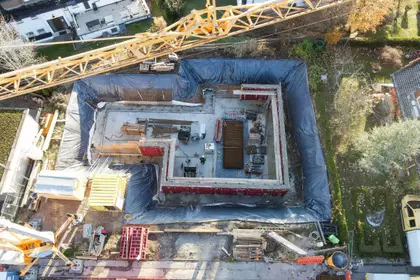 Inara Suites_Kellerwände im Aufbau_Luftaufnahme der Baustelle