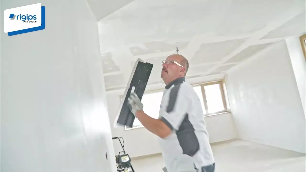 Rigips ProMix Airless Verarbeitung: 5. Auftragen des ProMix Airless mit der Spachtelrolle thumbnail